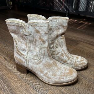 DIBA TRUE Walnut Grove Vintage Distressed Leather Western Ankle Boots